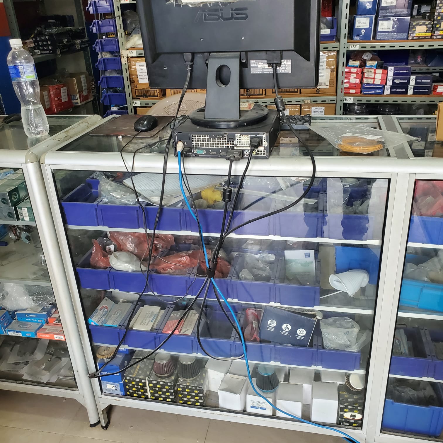 Cables desordenados mostrador